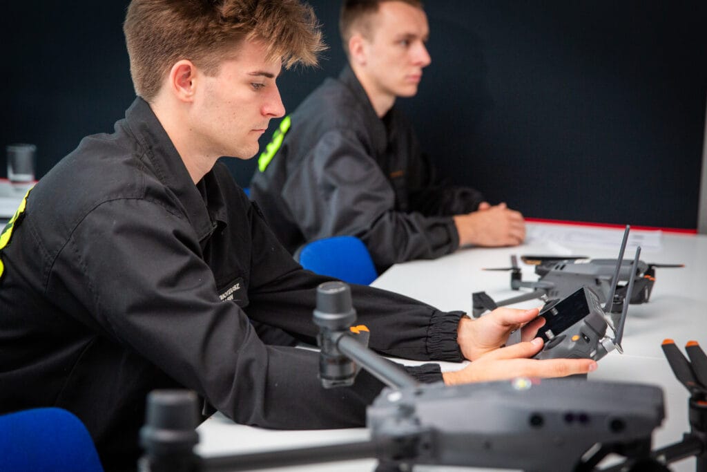 Kursanci podczas szkolenia z obsługi kontrolera drona