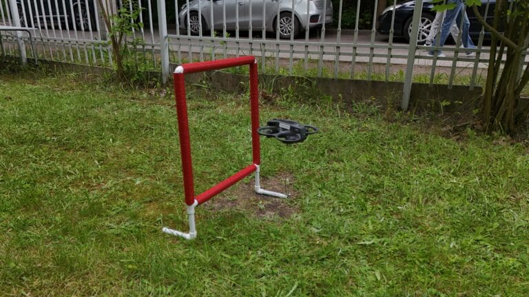 dron fpv przelatujący przez bramkę - tor fpv | Drony dla firmy