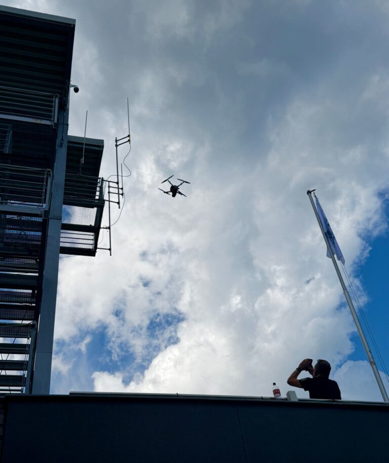 Dron patrolujący teren chronionego obiektu