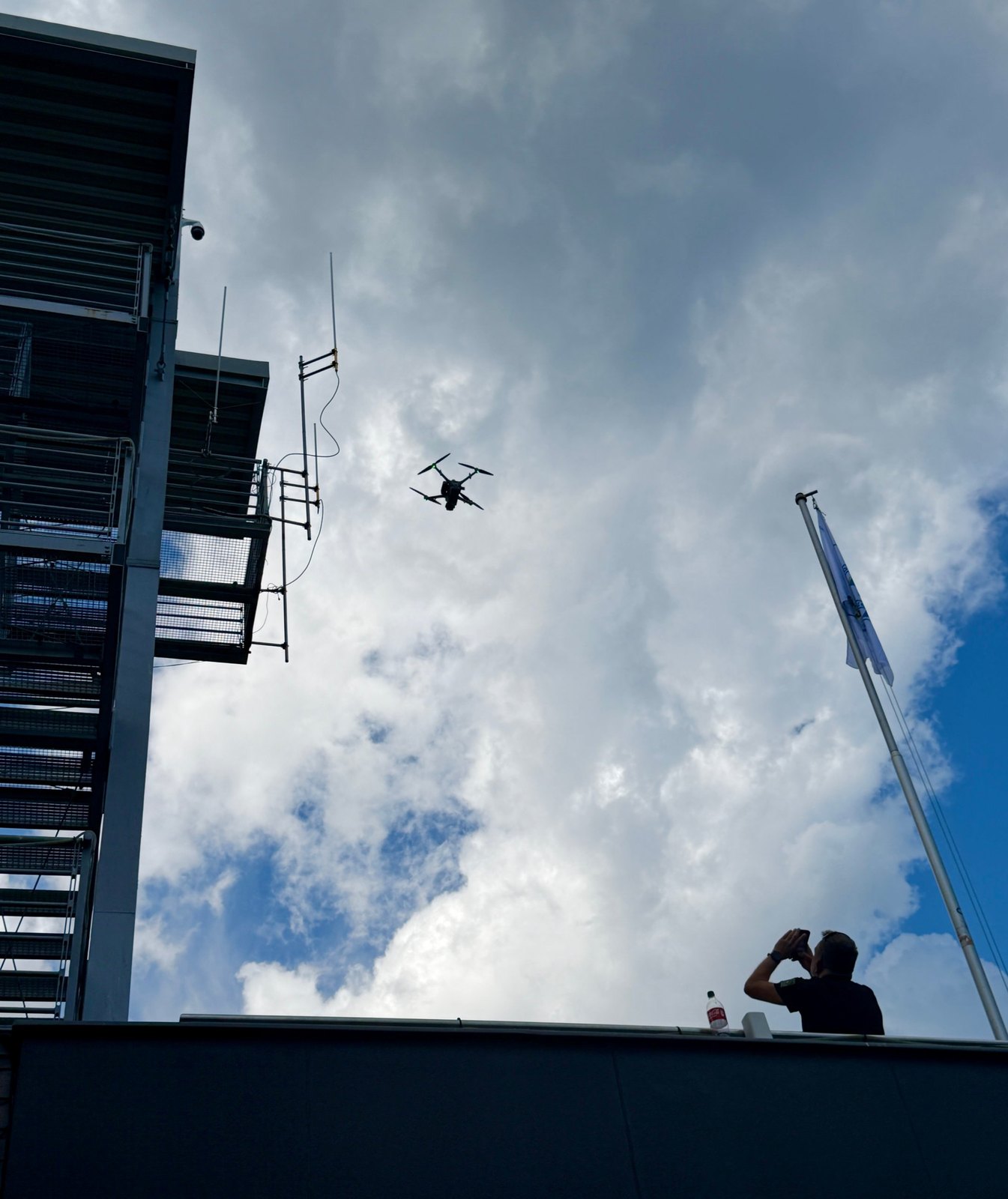 Dron patrolujący teren chronionego obiektu