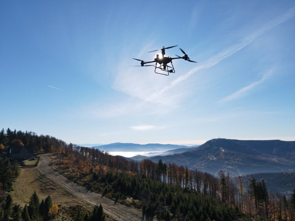Dron DJI w locie nad górami