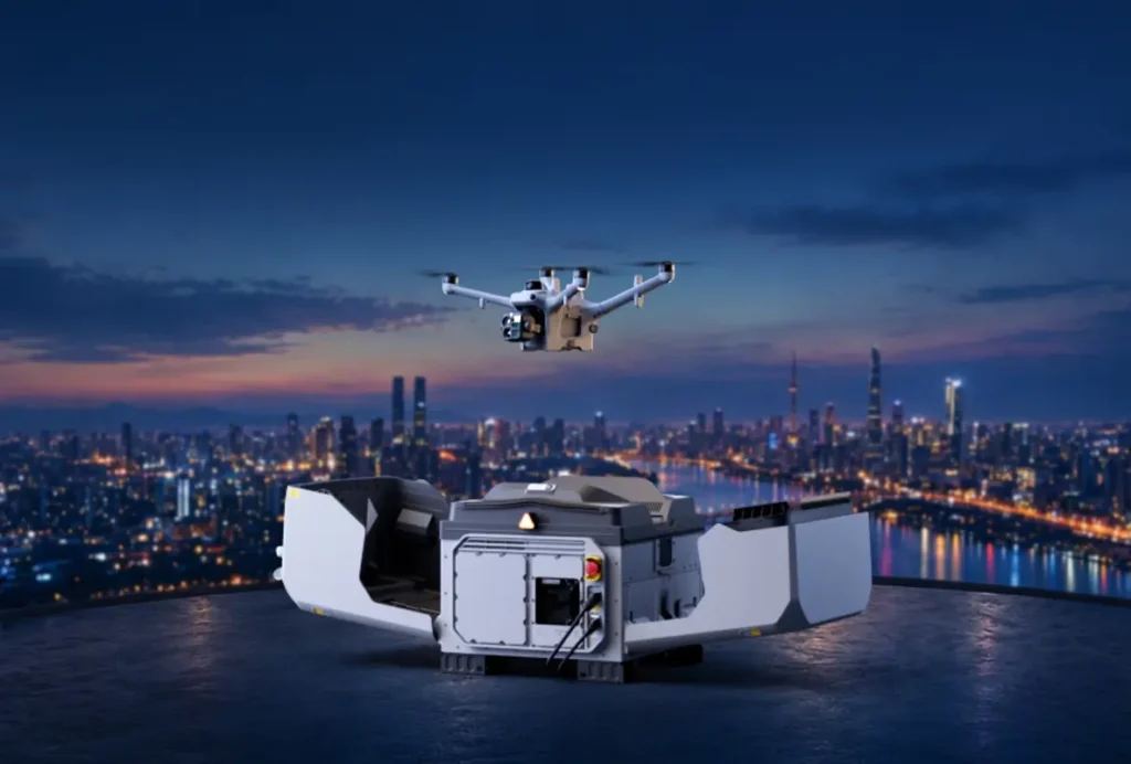 DJI Dock 4 z otwartą pokrywą, Matrice 5TD startuje nocą z dachu budynku